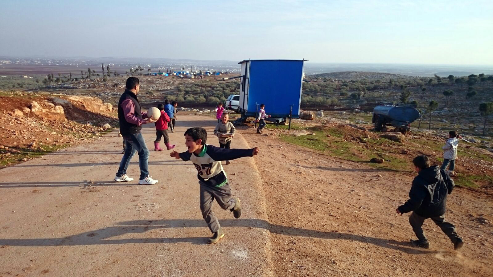 En Syrie, éduquer loin des bombardements avec la caravane magique