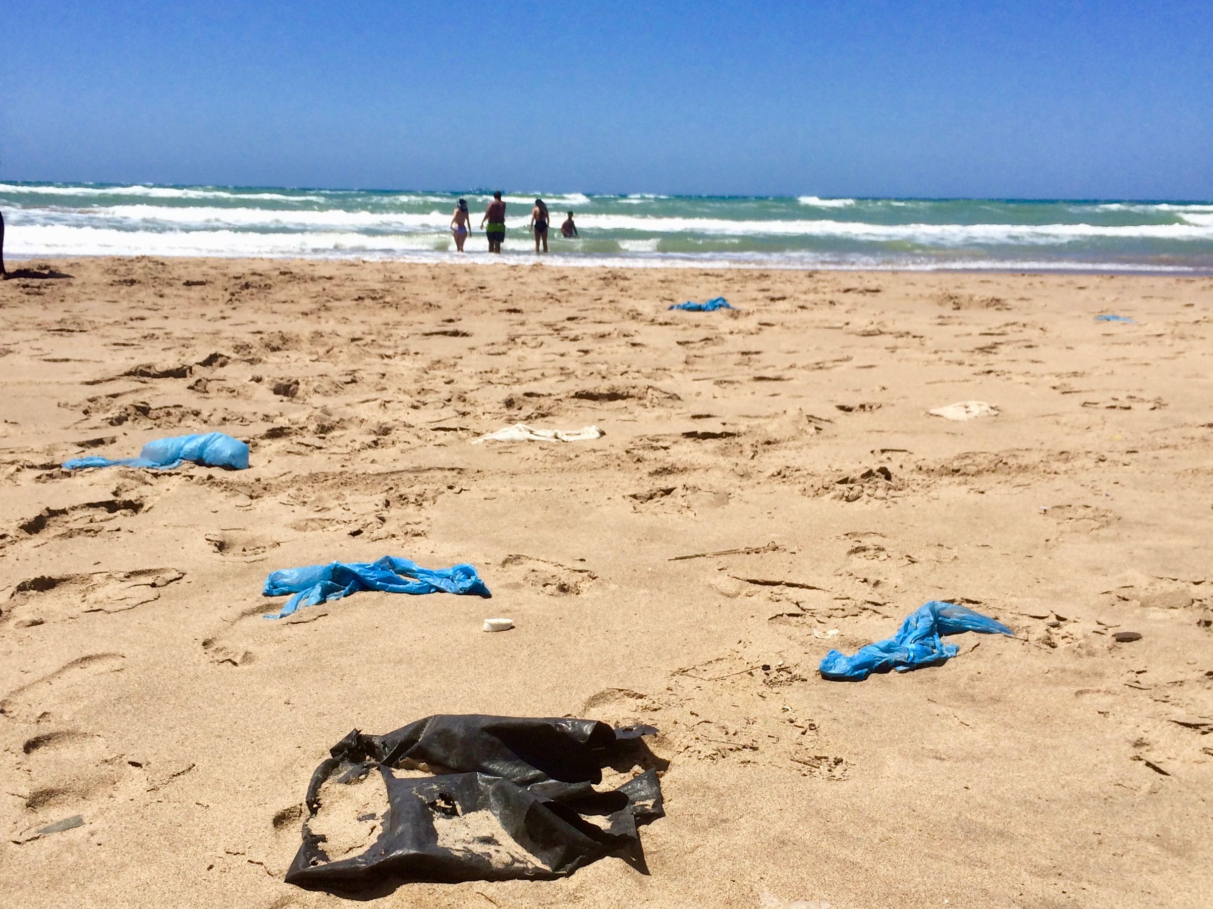 Face aux micro-particules de plastique, la Méditerranée multiplie les micro-initiatives